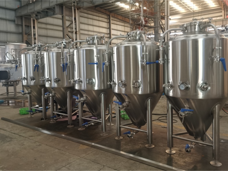 Tanque de fermentación con camisa de acero inoxidable de tres capas.